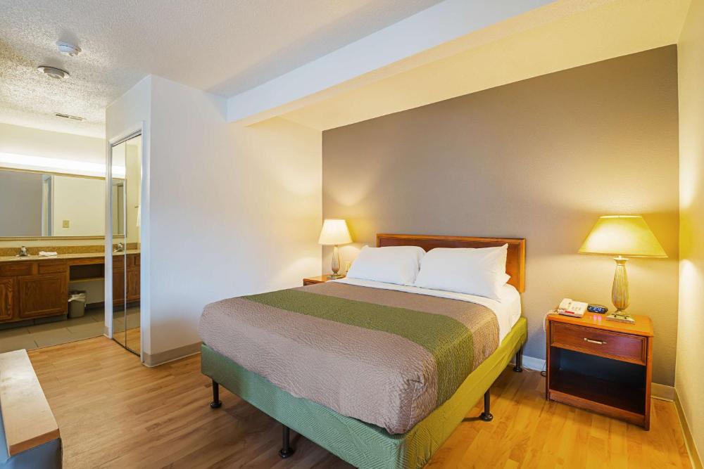 Queen Room - Non-Smoking interior